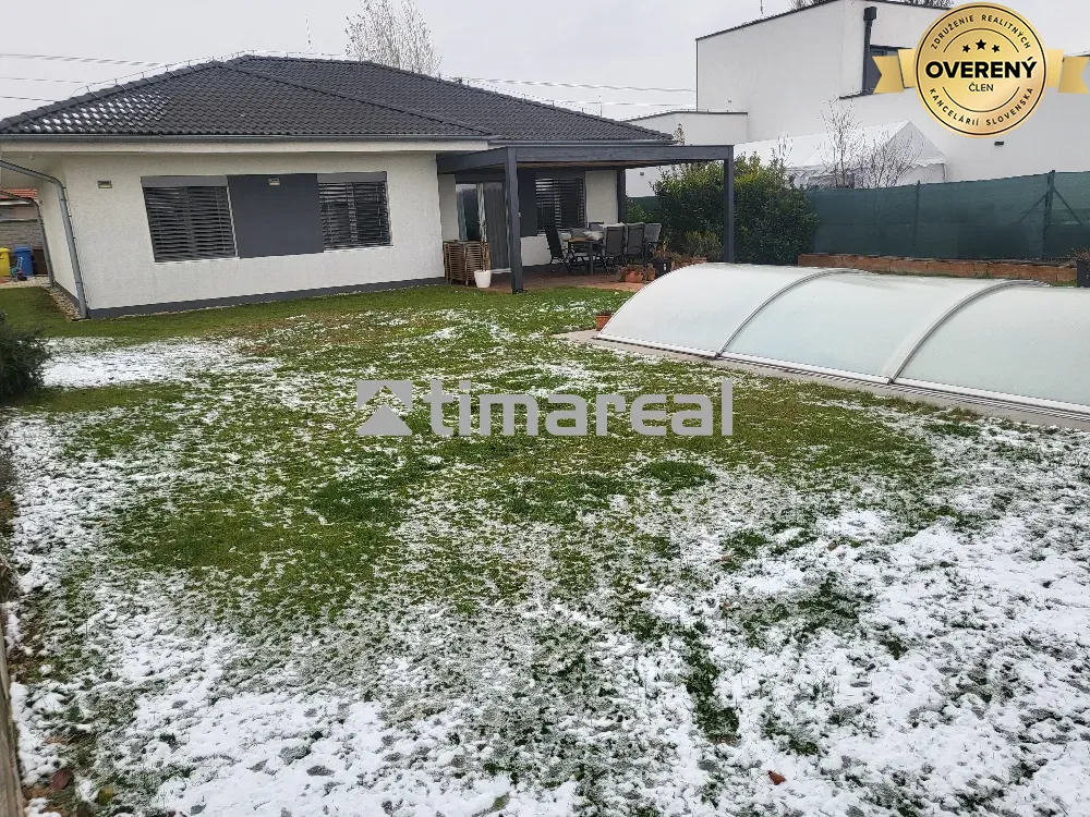 dom pozemok bazen.webp